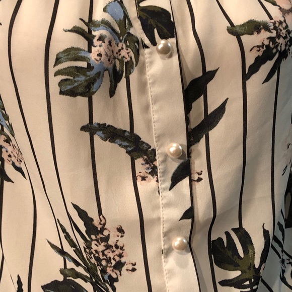 Daytrip Light Cold Shoulder Option Flowered Top - Picture 6 of 8